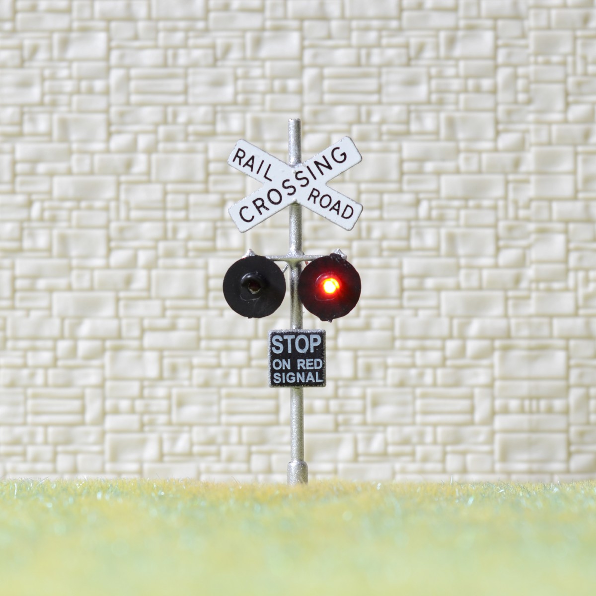 2 x HO Scale railroad grade crossing LED signals + 1 circuit board flasher #SL2X 
